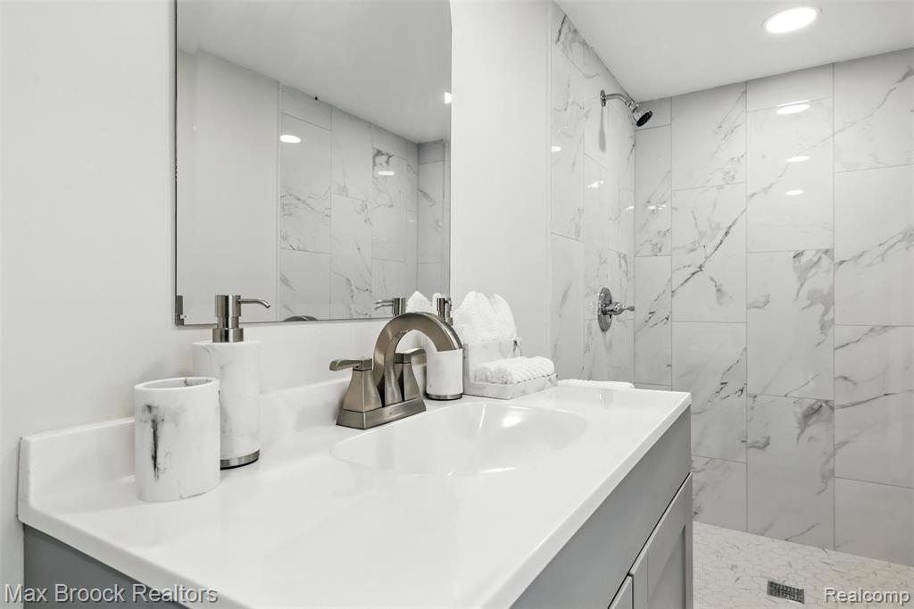 5561 Delmas Road, Clarkston, MI 48348 — Photo 34