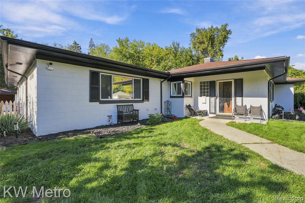 19156 Old Homestead Drive, Harper Woods, MI 48225