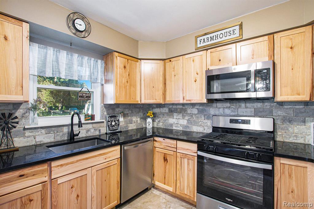 477 Chicago Drive, Howell, MI 48843 — Photo 6