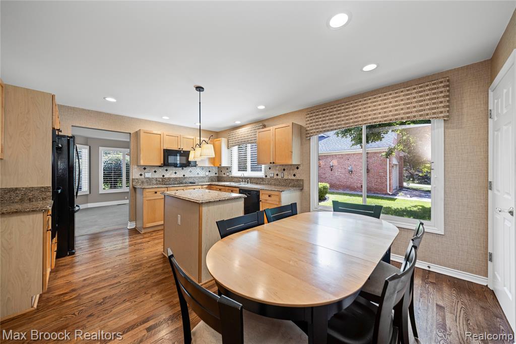 5015 Lake Vista Drive, West Bloomfield, MI 48323 — Photo 24