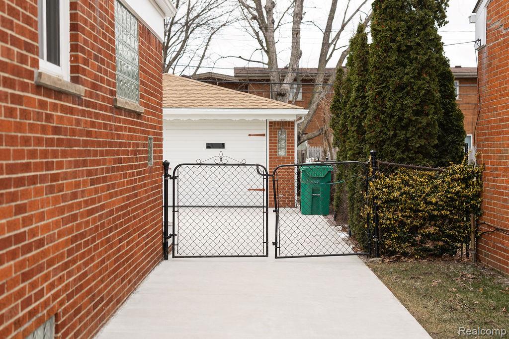 24636 Almond Avenue, Eastpointe, MI 48021 — Photo 42