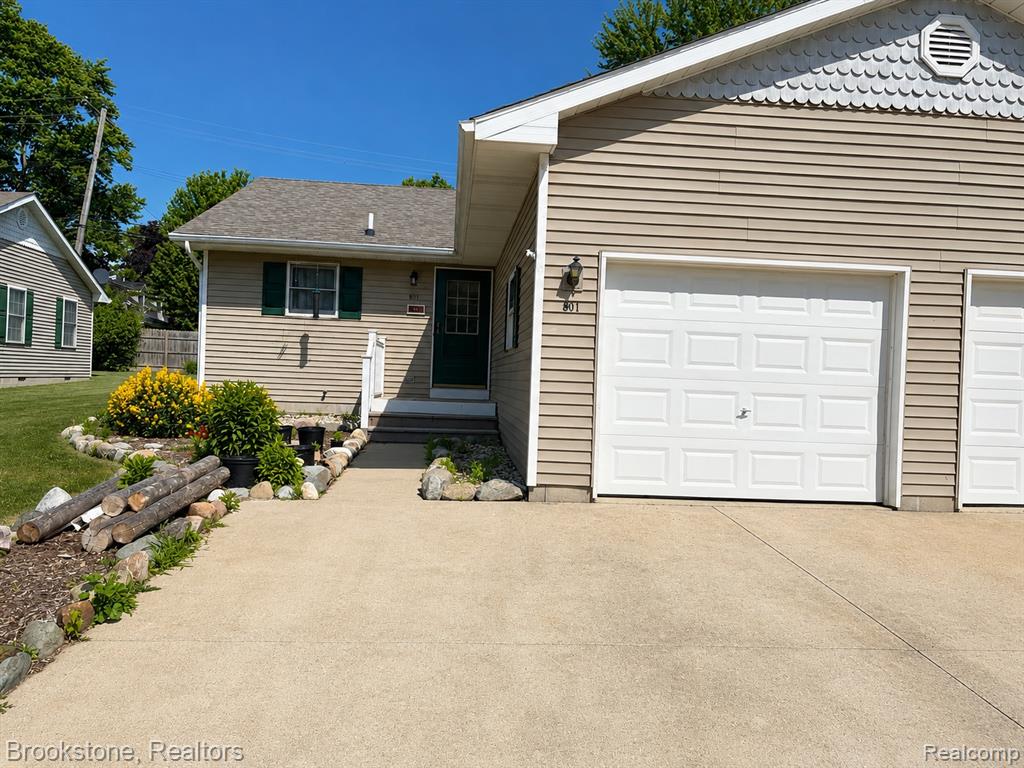 801 S 15TH Street, St. Clair, MI 48079 — front exterior
