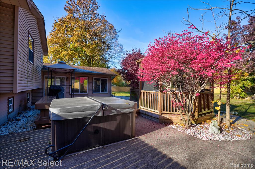 9367 Longmeadow Court, Fenton, MI 48430 — Photo 12