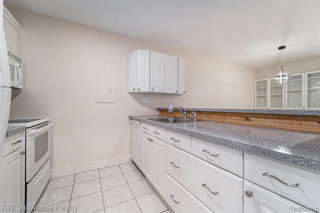 895 S PONTIAC Trail, C206, Walled Lake, MI 48390 — Photo 13