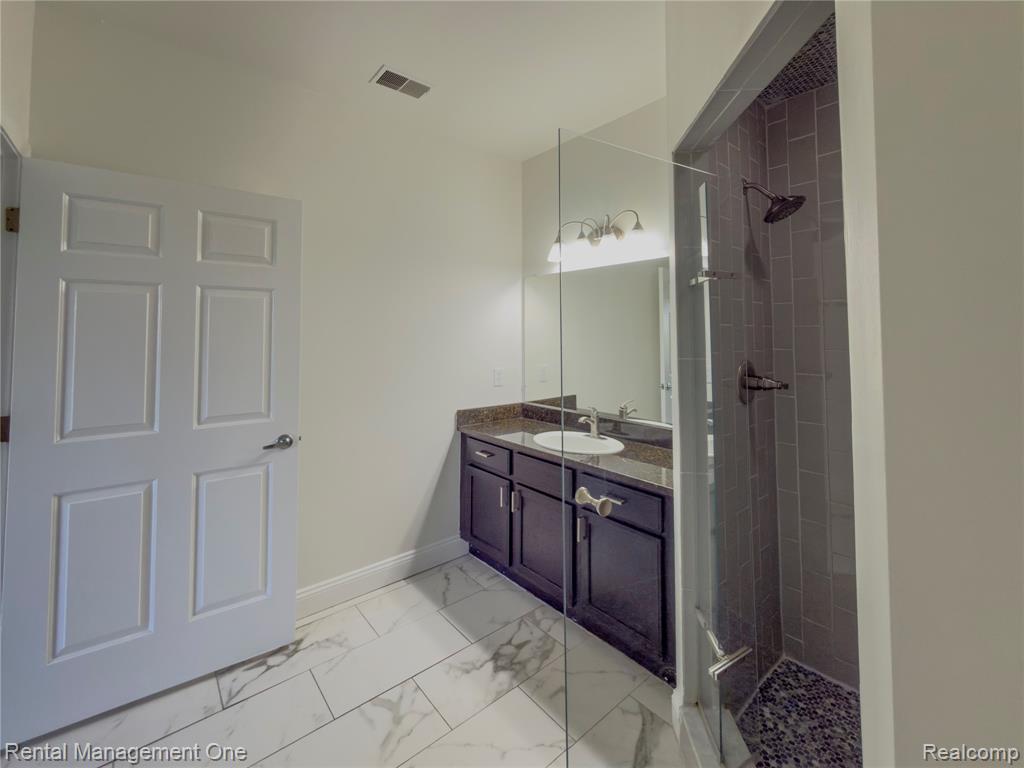 5637 Twin Oaks Drive, Sterling Heights, MI 48314 — Photo 23