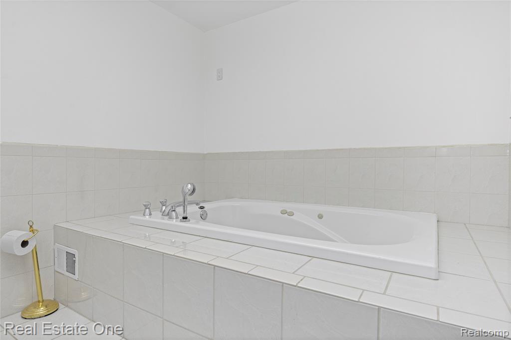 4320 Knightsbridge Lane, West Bloomfield, MI 48323 — Photo 41
