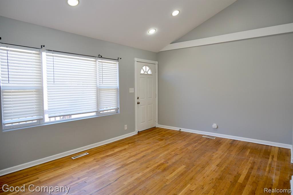646 E DALLAS Avenue, Madison Heights, MI 48071 — Photo 3