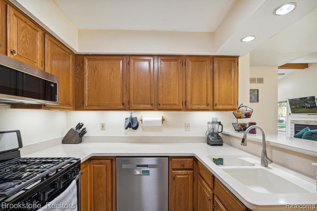 41424 AMBERCREST Drive, Sterling Heights, MI 48314 — Photo 12