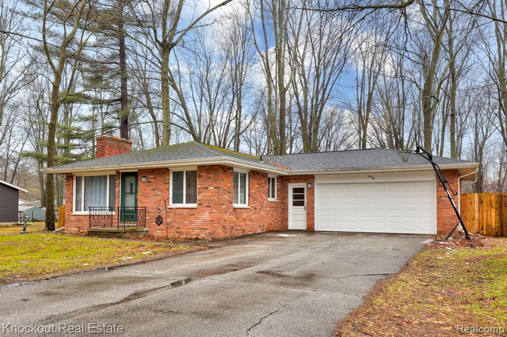 4256 Emerald Drive, Bridgeport, MI 48722 — Photo 2