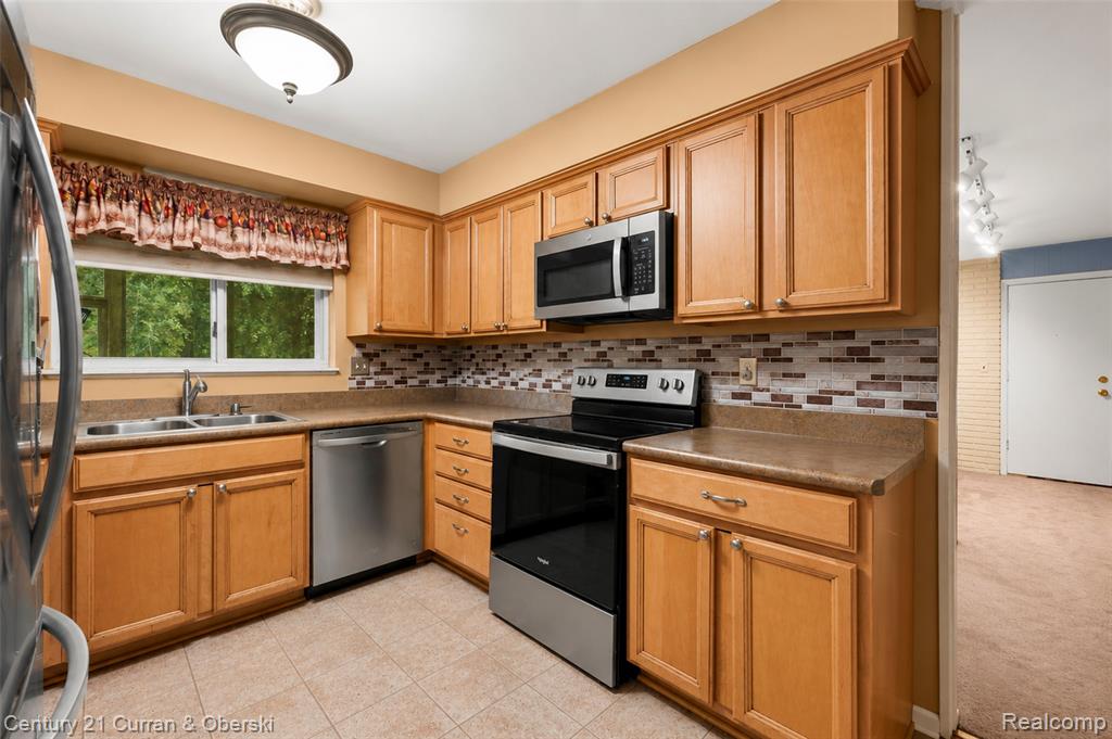 4652 Patrick Road, West Bloomfield, MI — Photo 12