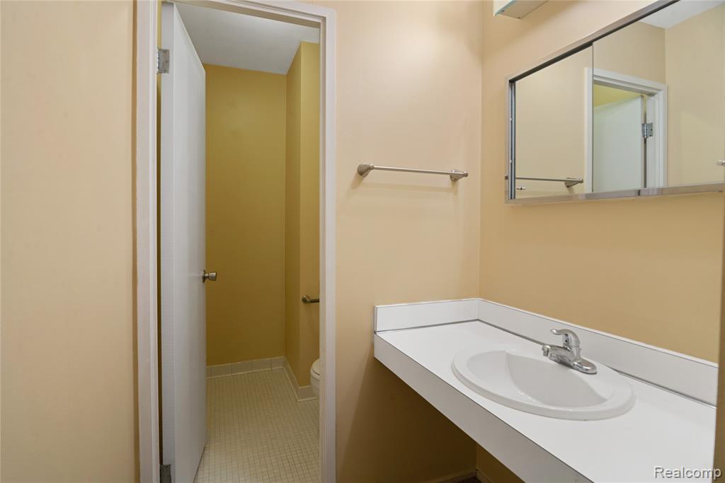 32010 Grand River Avenue, 18, Farmington, MI 48336 — Photo 12