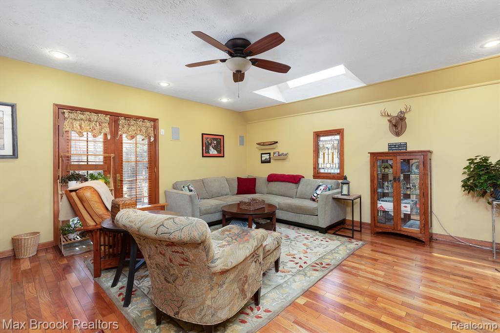 831 W OAKRIDGE Street, Ferndale, MI 48220 — Photo 18