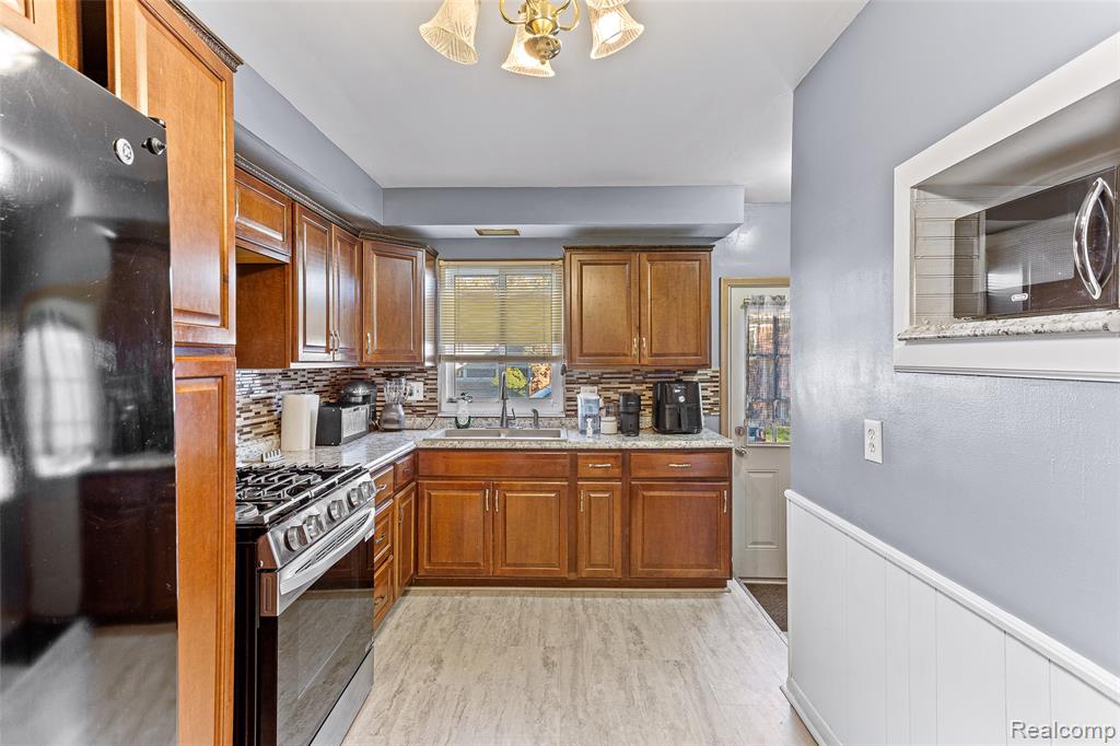 8681 Whitefield Street, Dearborn Heights, MI 48127 — Photo 17