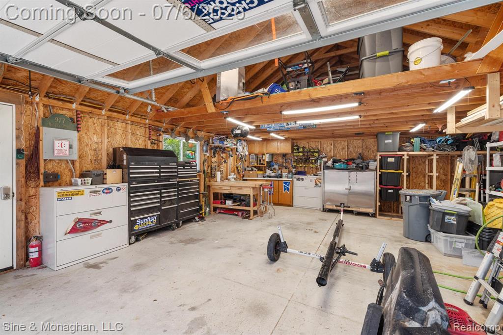 977 ROSLYN Road, Grosse Pointe Woods, MI 48236 — Photo 33