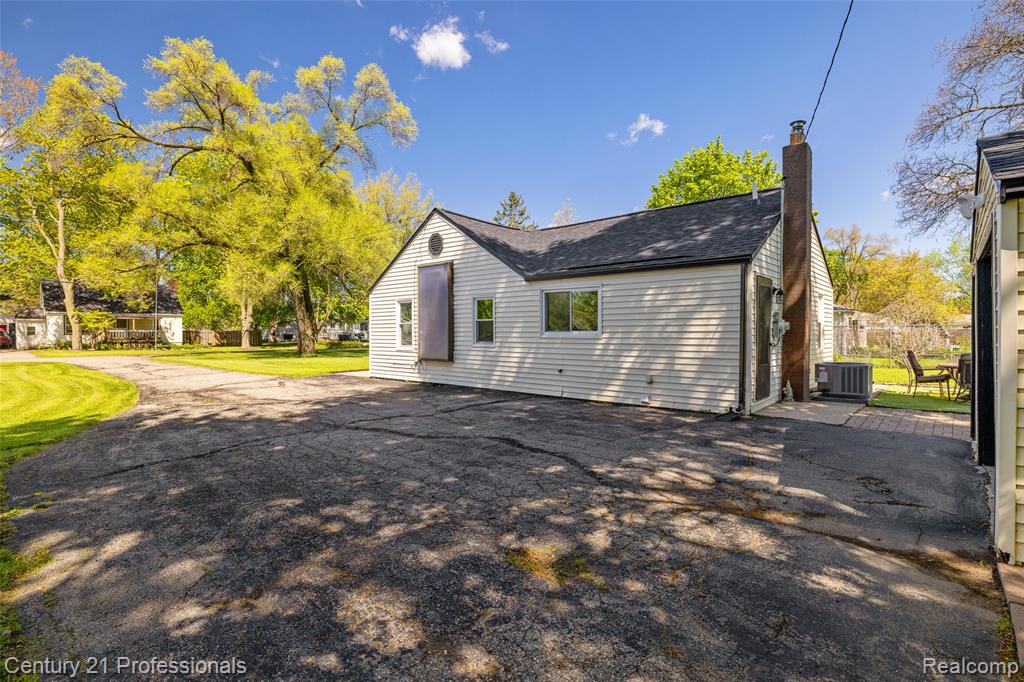 2830 Deland Road, Waterford, MI 48329 — Photo 20
