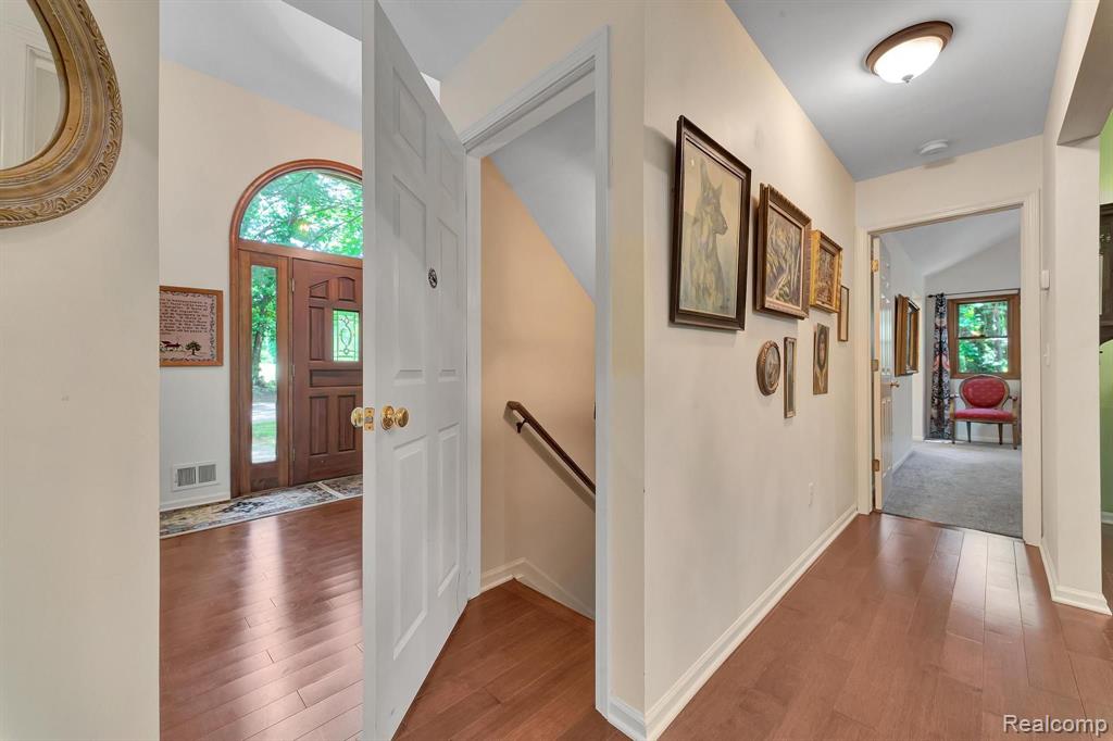 573 NAKOMIS Trail, Lake Orion, MI 48362 — Photo 48