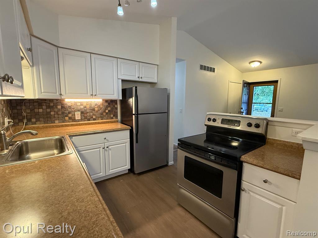 24252 Bashian Drive, Novi, MI — Photo 5