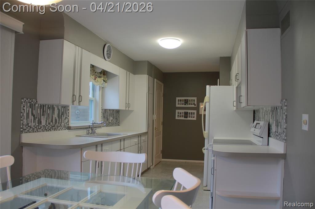 8299 Ridge Road, Goodrich Vlg, MI — Photo 11