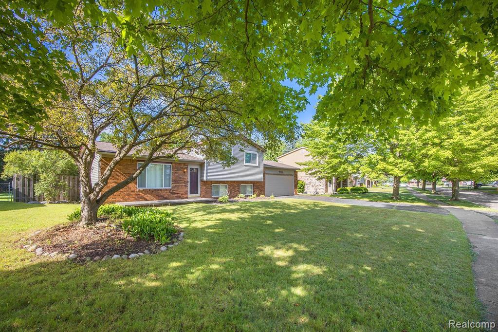 6160 BARKER Drive, Waterford, MI 48329 — Photo 2