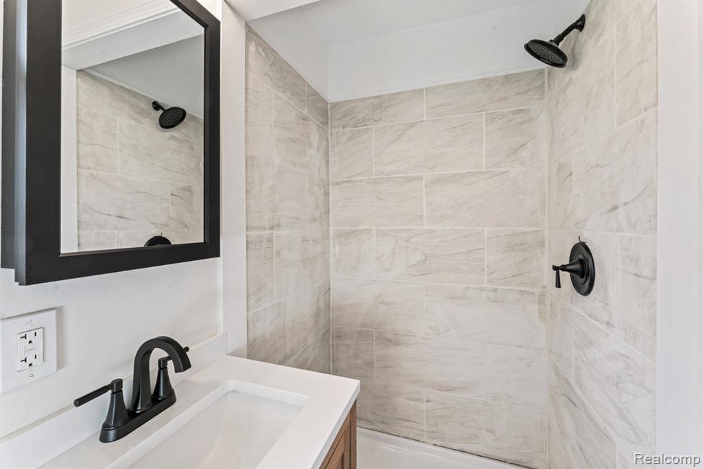 11120 Green Road, Goodrich Vlg, MI — Photo 17