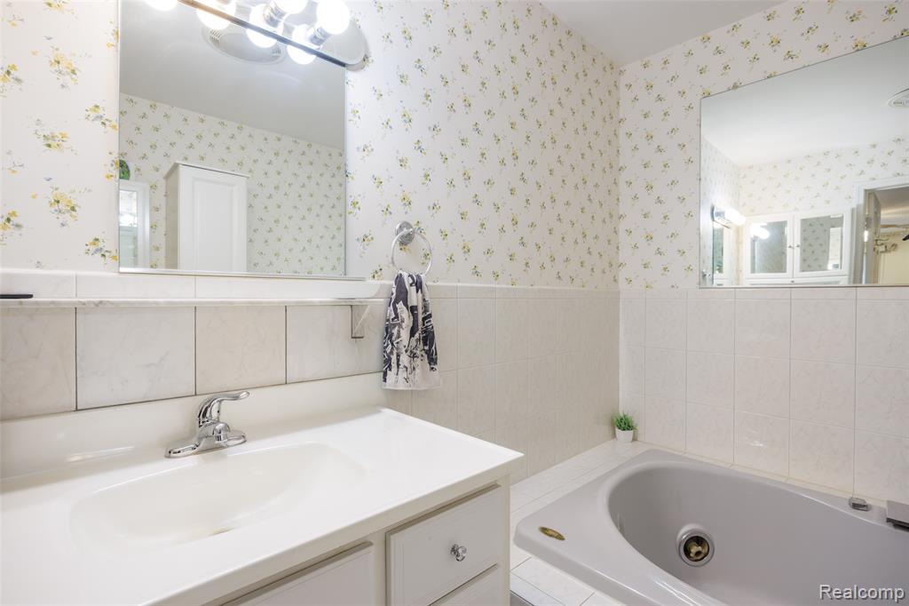 517 Country Club Drive, Saint Clair Shores, MI 48082 — Photo 19