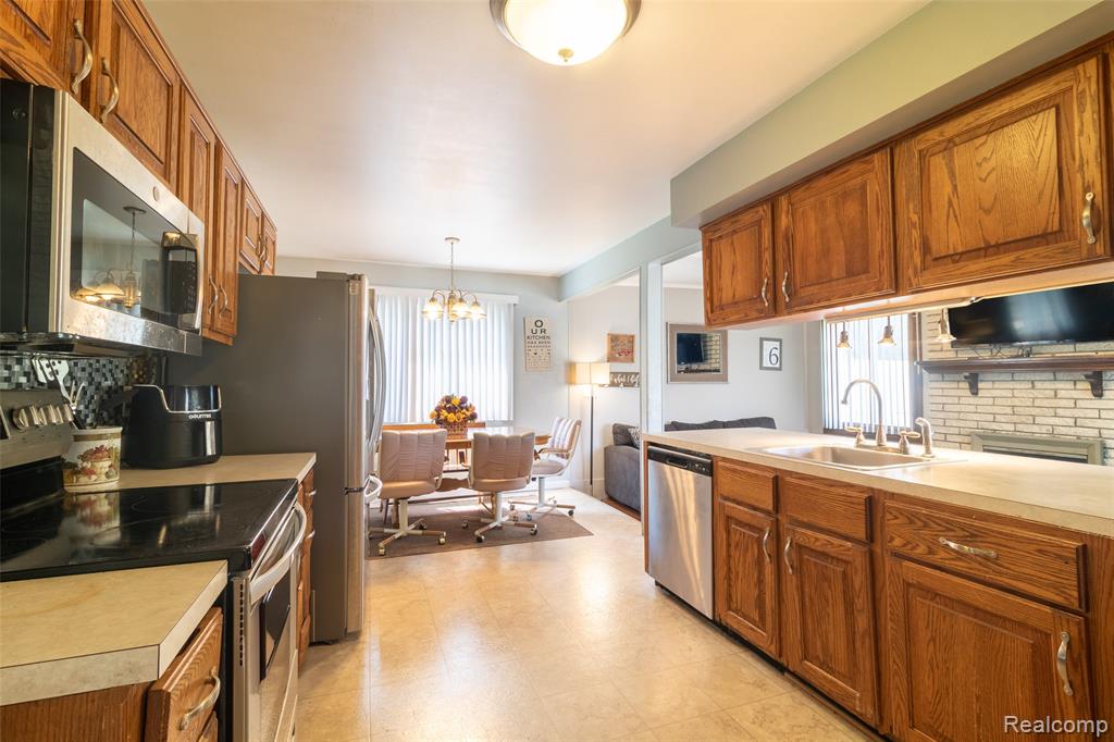 24550 Colonial Drive, Woodhaven, MI 48183 — Photo 7