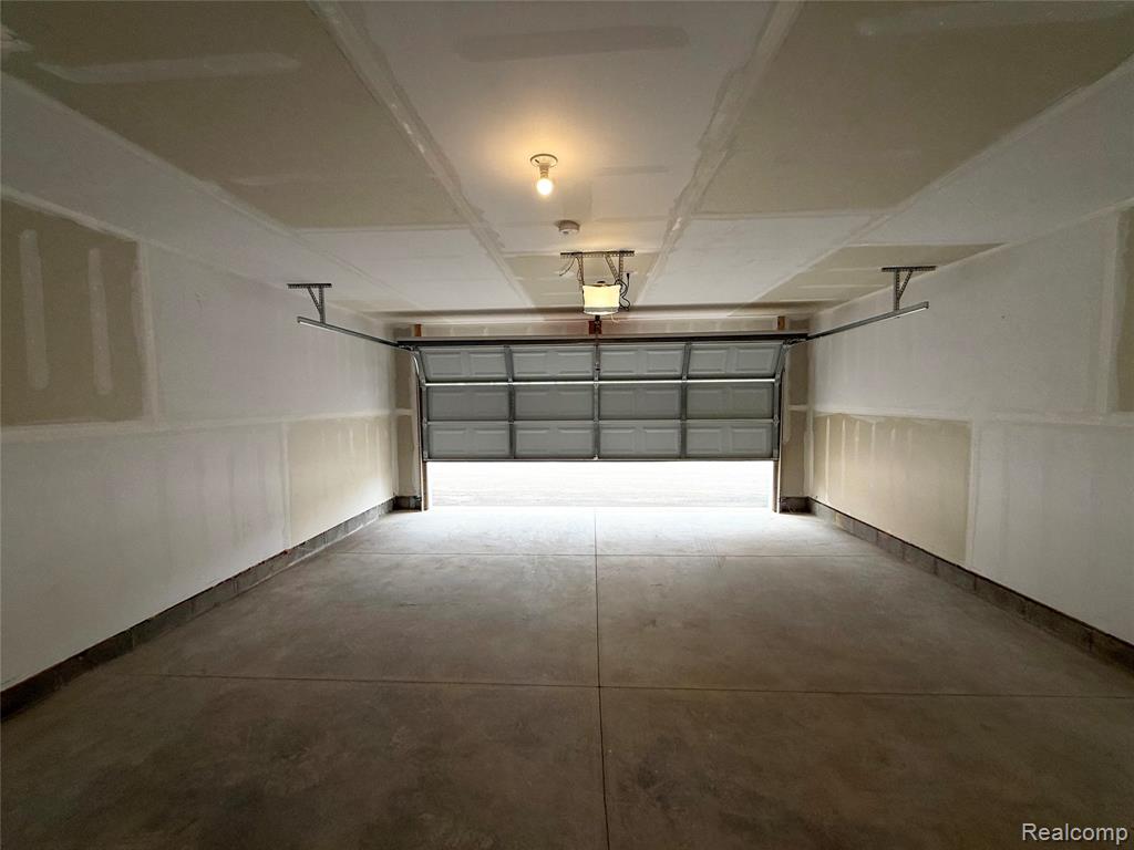 56043 Madison Ln, New Hudson, MI 48165 — Photo 11