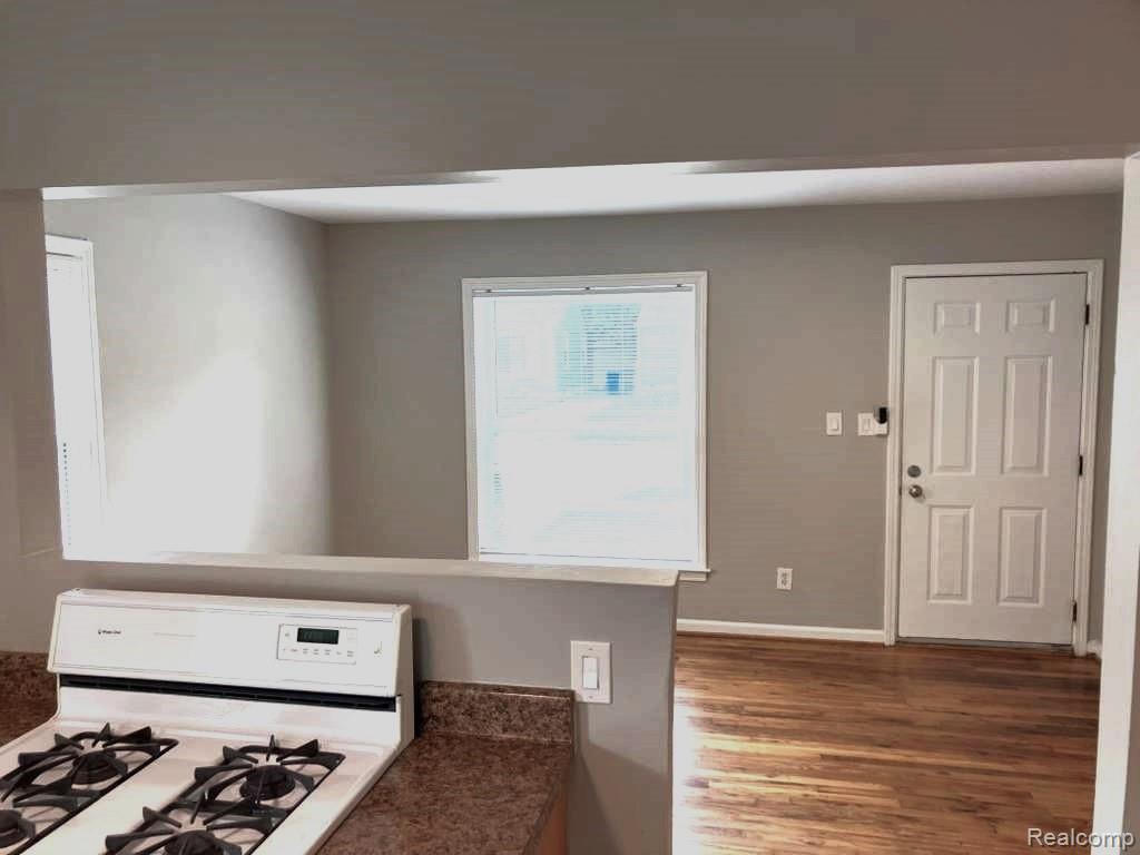 577 E HUDSON Avenue, Madison Heights, MI 48071 — Photo 9