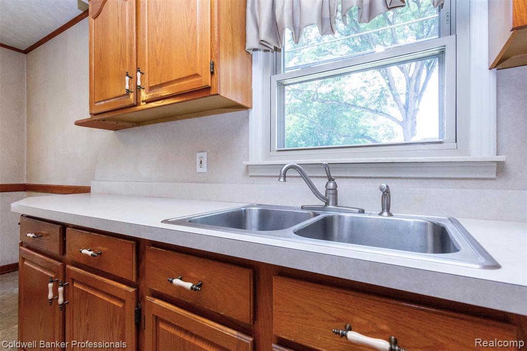 7332 N Vernon Street E, Dearborn Heights, MI 48127 — Photo 11