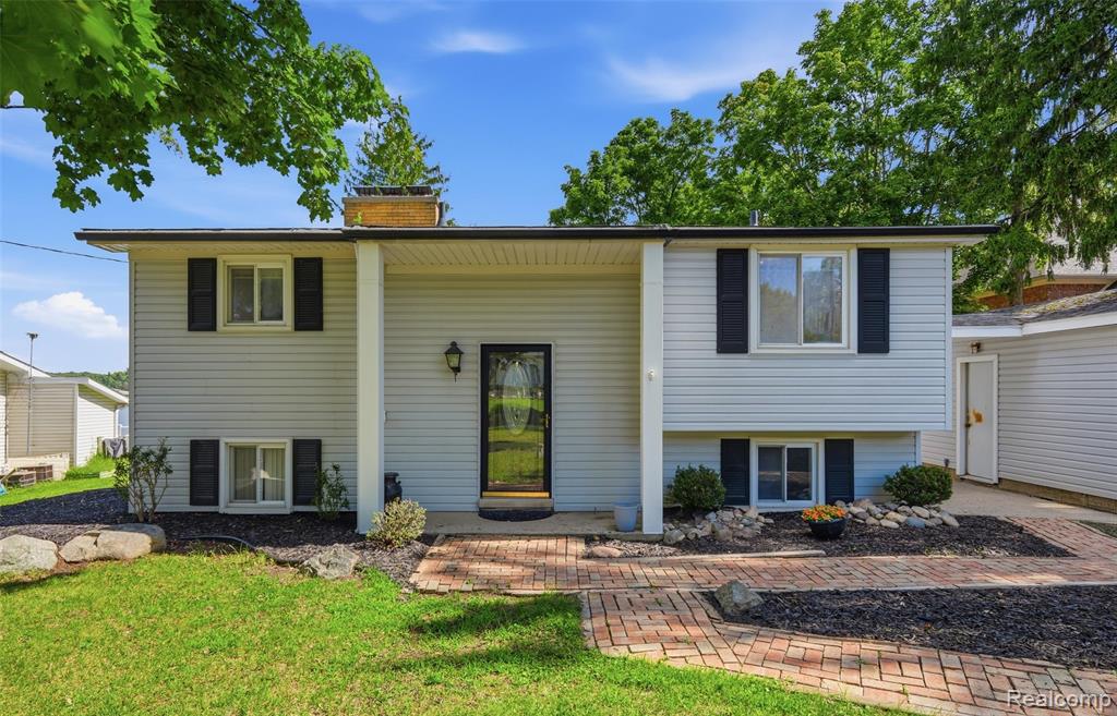 7416 Ledgewood Drive, Fenton, MI 48430