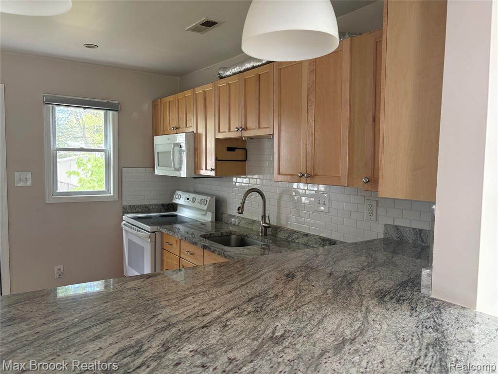 27871 HAMPDEN Street, Madison Heights, MI 48071 — Photo 10