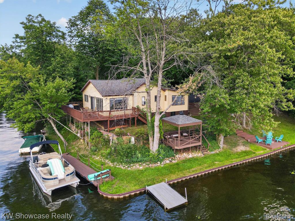 11438 RIVERBANK Lane, Pinckney, MI 48169