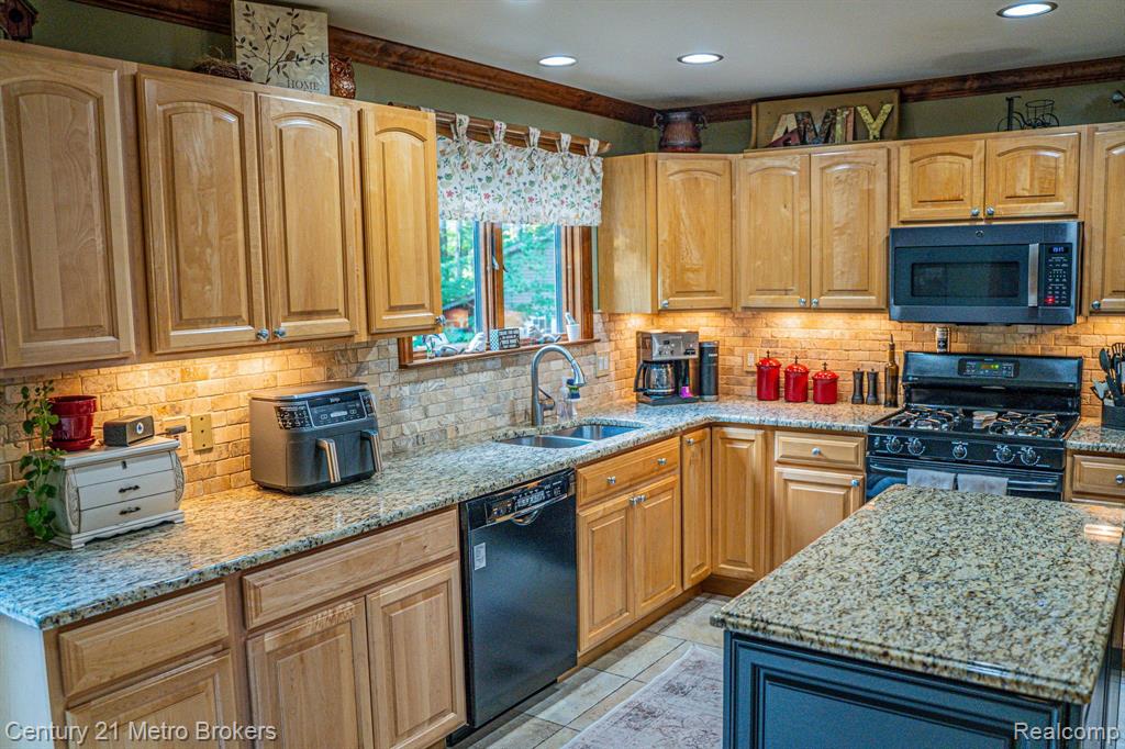 4191 Crystal Creek Estates, Lapeer, MI 48446 — Photo 11