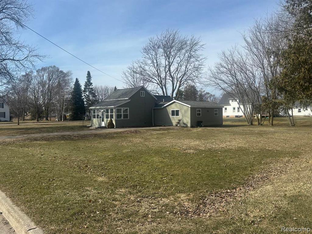 805 E HOPSON Street, Bad Axe, MI 48413 — Photo 2
