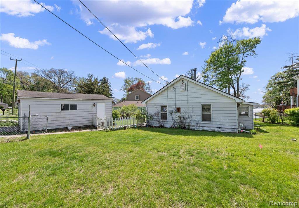 8294 Lagoon Street, Commerce Twp, MI 48382 — Photo 10