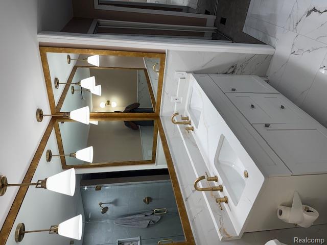 5541 W Walnut Circle W Circle, West Bloomfield, MI, 00000