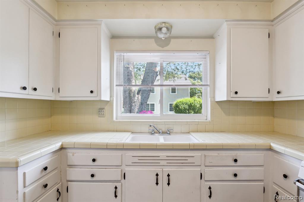 543 Broadacre Avenue, Clawson, MI — Photo 12