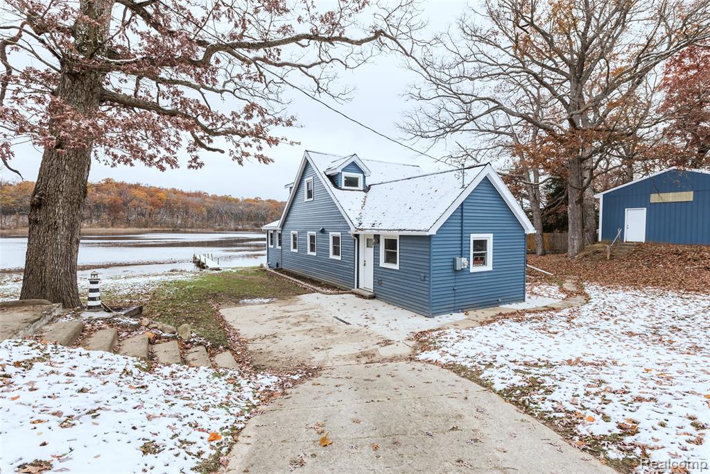 542 Oak Dale Drive, Chelsea, MI 48118 — Photo 2