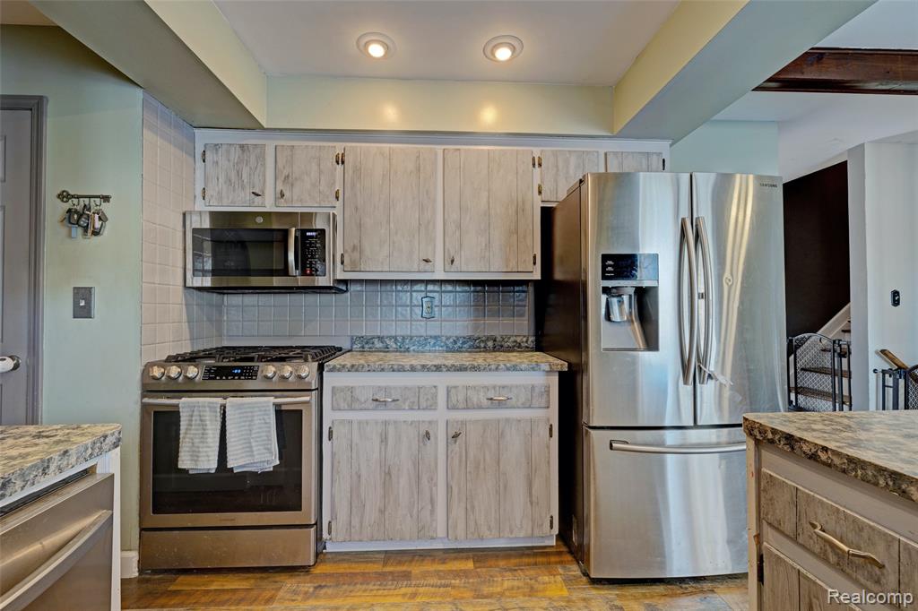 4380 Baza, Leonard, MI 48367 — Photo 11