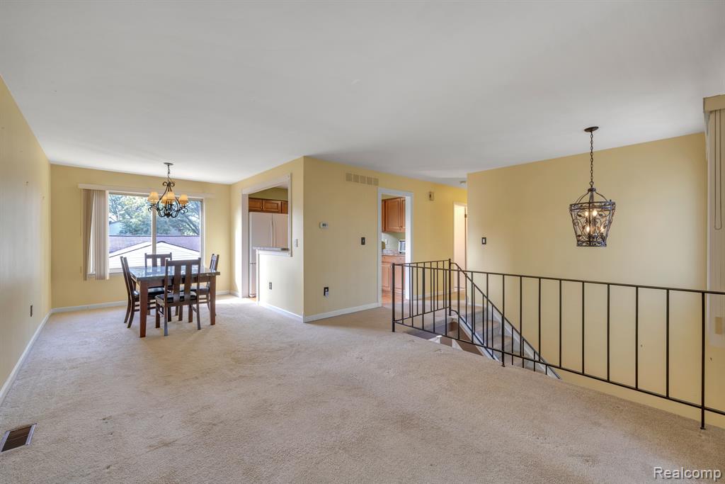 2952 ROUNDTREE Drive, Troy, MI 48083 — Photo 8