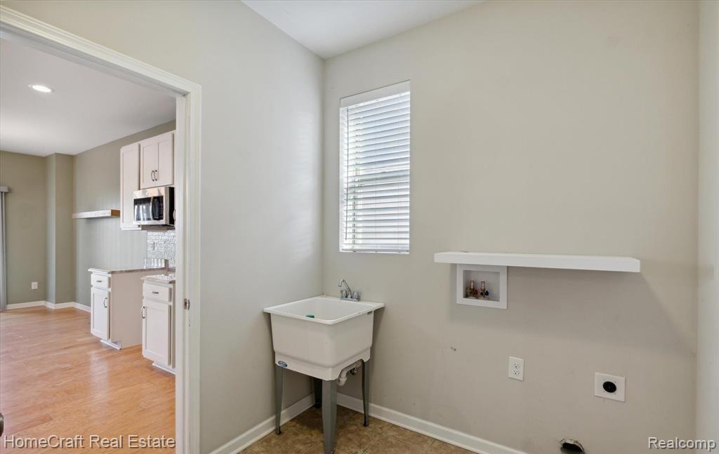 8155 STAMFORD Drive, Ypsilanti, MI 48198 — Photo 13