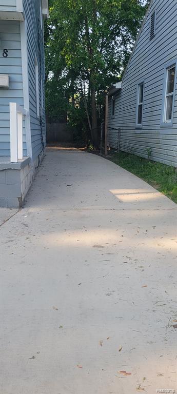 568 E DALLAS Avenue, Madison Heights, MI 48071 — Photo 21