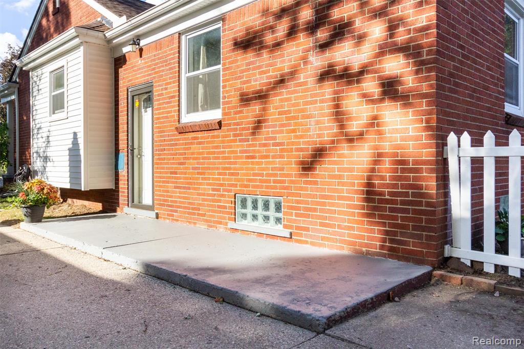 8235 Mackay Court, Utica, MI 48317 — Photo 35