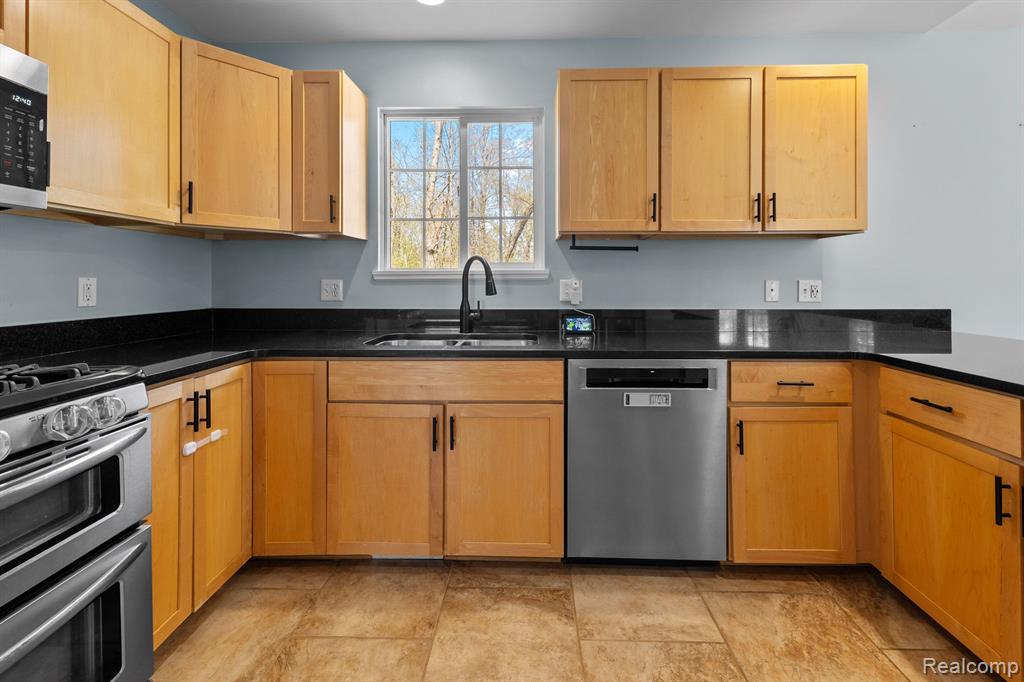6101 Maple Trail, Grand Blanc, MI 48439 — Photo 11