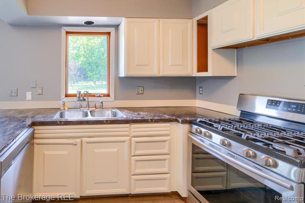 5495 E Coldwater Road, Flint, MI 48506 — Photo 20