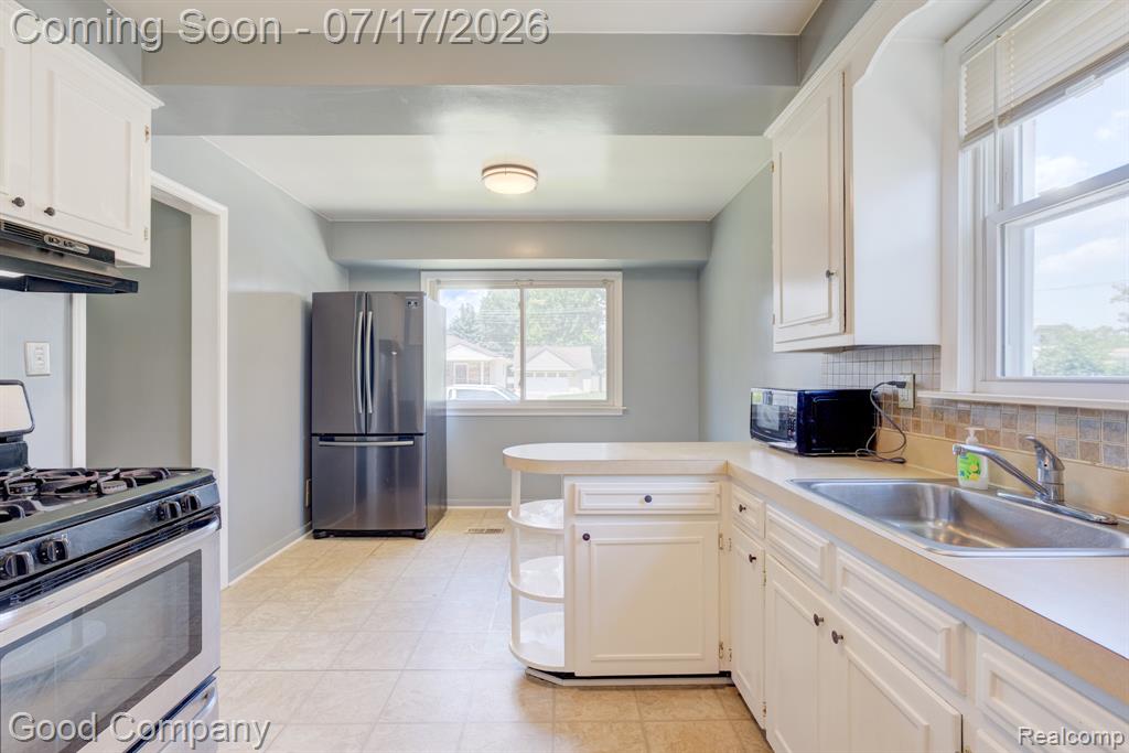 631 Saint Johns Street, Wyandotte, MI 48192 — Photo 9