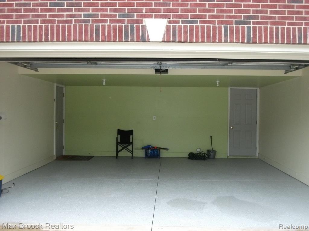 924 SANDALWOOD Drive, Troy, MI 48085 — Photo 24