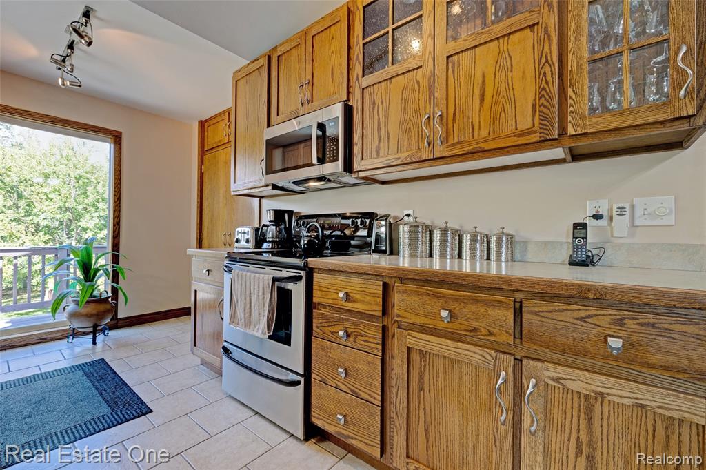 5899 Cobblestone Drive, Almont, MI 48461 — Photo 8