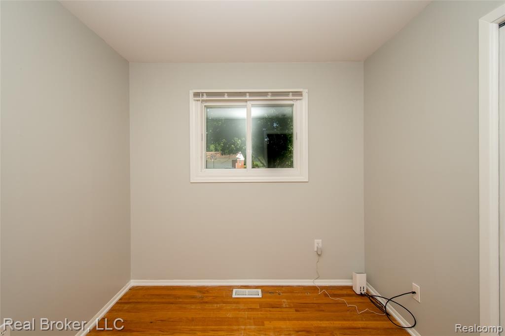 5103 Ridgetop Drive, Waterford, MI 48327 — Photo 11