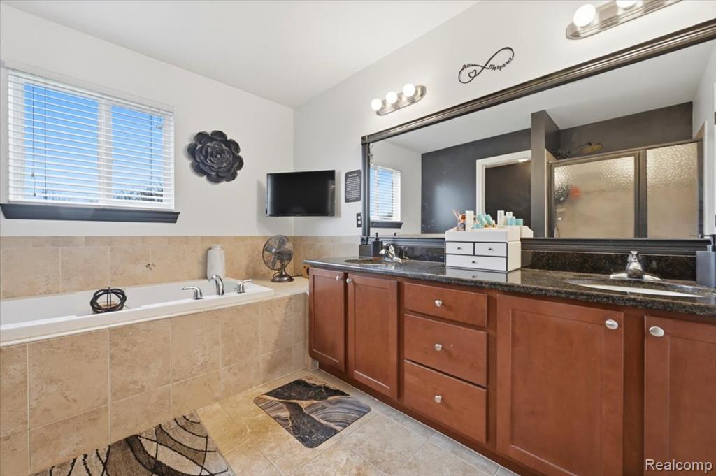 8131 Peninsula Circle, Grand Blanc, MI 48439 — Photo 35